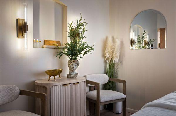 Transform your physique in Santorini with Red Light Therapy and lymphatic massage.