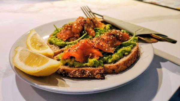 Avo toast with smoked salmon