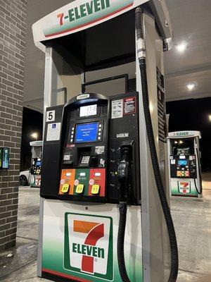 Bad pump, do not stick your ATM or credit card in this pump. It has been heck.