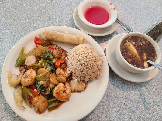 Lunch special. Hot n sour soup. Skrimp scallop in garlic sauce. Eggroll.