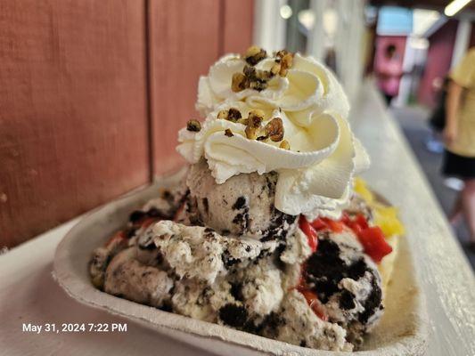 Cookies and cream, cake batter and coffee Oreo banana split. Hot fudge, pineapples, strawberry, whipped cream, nuts.