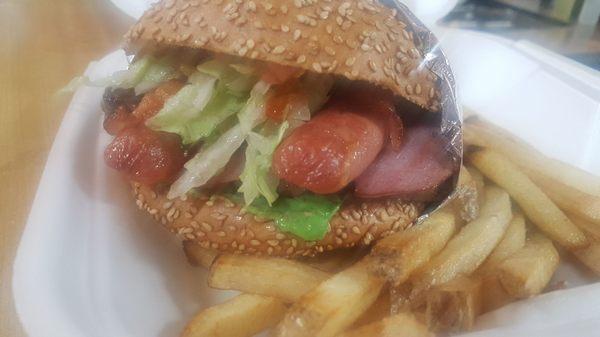 Hamburger Dia Y Noche estilo Juarez Hamburger patty, grilled ham, bacon, grilled hot dog