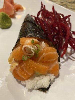 Spicy salmon hand roll