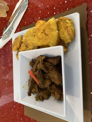 Beef pepper steak seasoned to perfection with tostones! Excellent!! Must try!!