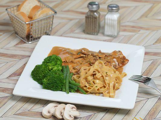 Filetto Di Polo al Fungi
Chicken, mushrooms in a mushroom base creamy sauce. Served with a side of tagliatelle & veg
Out of this world!