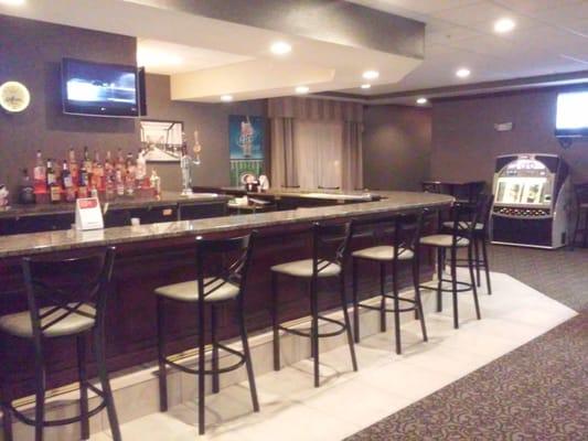 Local pub serving wines, beers, a variety of liquor and thin or thick crust pizzas.