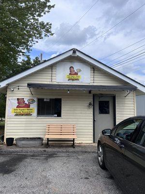 Exterior of Doña Reynita's