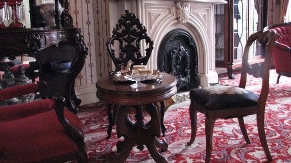 Sutherlin Mansion decorative arts collection: parlor
