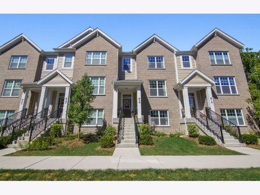 Des Plains modern townhome complex. Managing townhomes and HOAs is our specialty. Residing in Glenview.