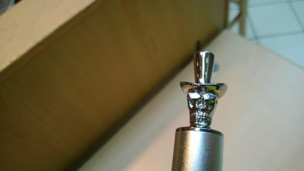 Cool drip tip in the shape of a skull with sunglasses and a wicked top hat!