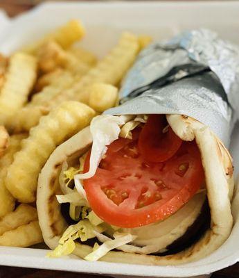 Lamb Gyro with fries. Excellent. Hubby's & Moi fave sammy. Comes with a cucumber sauce 2.Die.4 :)...