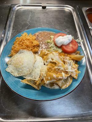 Desayuno: chilaquiles con huevo