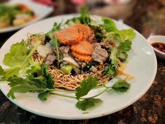 Crispy yellow noodle with stir-fry beef