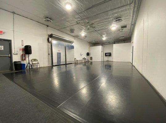 Garage Space
Sprung floor with black marley
Sound system
Widescreen T.V. equipped with HDMI cord
Floor Dimensions:  20' x 40'