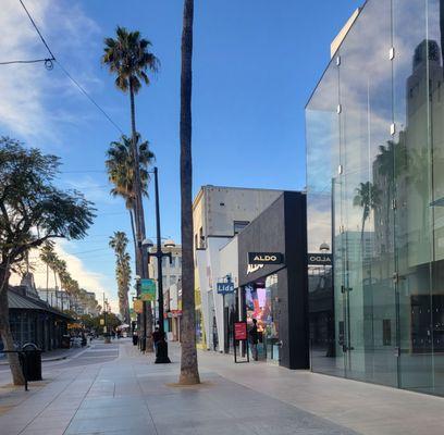 New Aldo location on Third, next to Apple