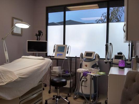 Aesthetic room: offering Oxygeneo facials, IPL treatment, and Microneedling to name a few.