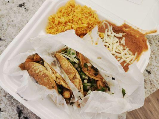 Tacos camarones, arroz y frijoles