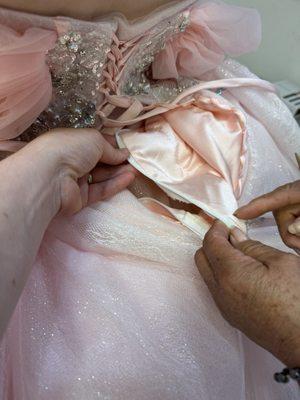 The inside of the dress a a zipper but nothing to be attached to