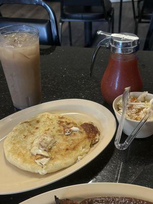 Pupusa revuelta horchata salvadoreña