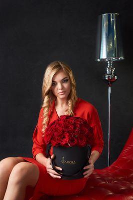 Romantic way to express your love with our gorgeous roses in hat flower box....