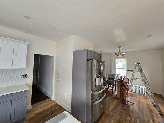 Remodelação e renovação dda cozinha: teto, paredes, novo closet, novos gabinetes, piso de madeira, pintura e instalação de porta para deck.