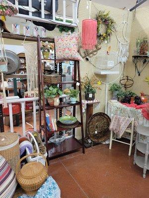 Lakeview Antiques & Collectables
