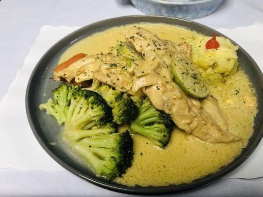 Frango no limao - chicken mashed potato and streamed vegetables with lemon cream sauce.