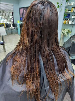 siempre los estilistas estamos para ayudar a que te sientas feliz con un cabello renovado,con excelentes productos y buena acesoria.