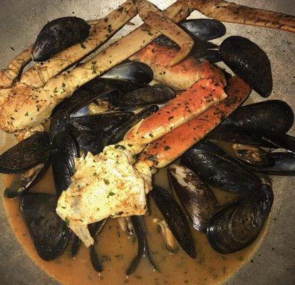 Garlicky butter snow crabs and black mussels