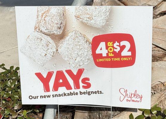 . *:。゚ \ (・‿・) /゚*:。゚ Reminds me of New Orleans beignets. (・‿・)n our foodie agenda to try next time!