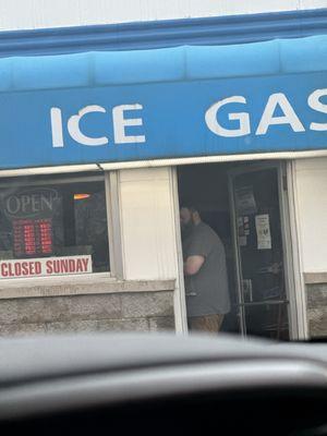 The attendant arriving at 7:13am.