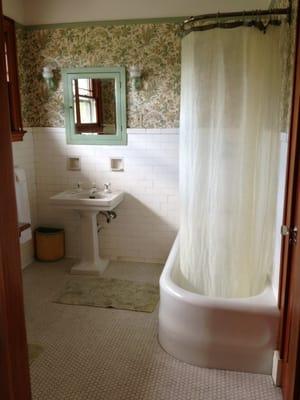 Bathroom adjoining one of the bedrooms
