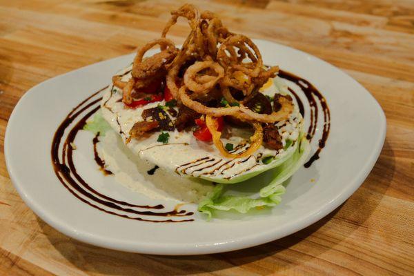 Untraditional Wedge
Whipped Gorgonzola Fromage / Heirloom Tomato / Spiced Bacon / Pickled
Peppers / Crystal Onion Crust / Balsamic Syrup