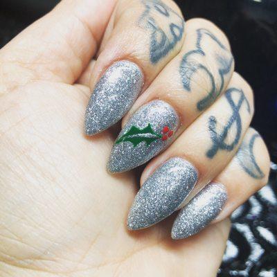Glitter nails with holly