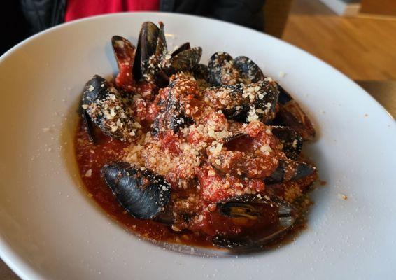 Muscle marinara (all that sauce and nothing to soak it up with)