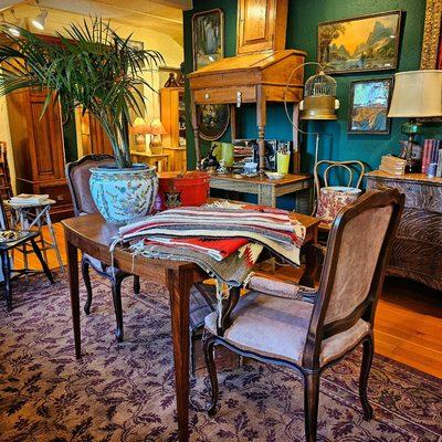 Parlor palms, and all, these looks are a fresh and whimsical take on traditional!