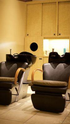 Neo Salon and Barbershop shampoo area