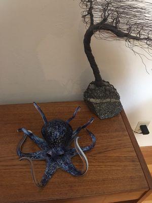 Octopus and wire sculpture sans phone