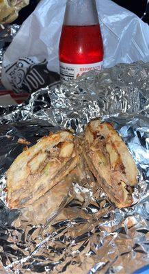 Super Chimi Tiene cerdo, queso frito, y carne de res