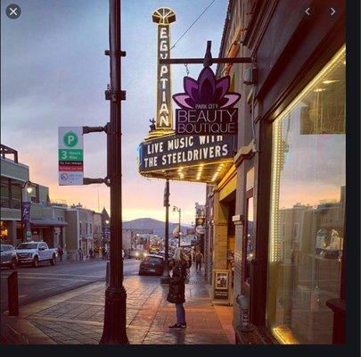 no sign outside front door stating no refunds