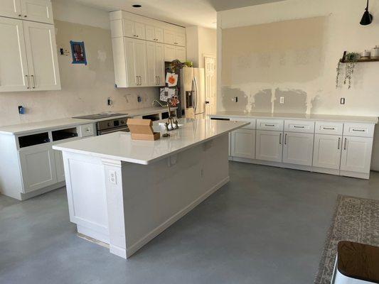 Alabaster White counters (Quartz from MSI)