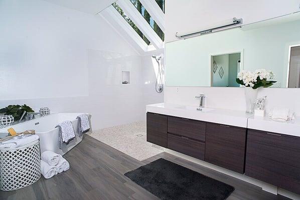 Mid century modern bathroom Open floor plan