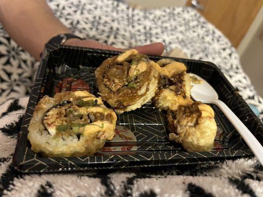 This is suppose to be a "COUGAR ROLL", except it wasn't Deep Fried. Plus it didn't have pickled ginger and Wasabi Sauce.