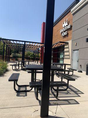 Outdoor seating also had unshaded seating shared with smoothie king.
