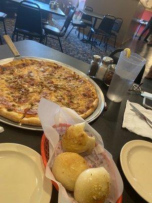 Great pizza. Very good portions. Excellent taste.