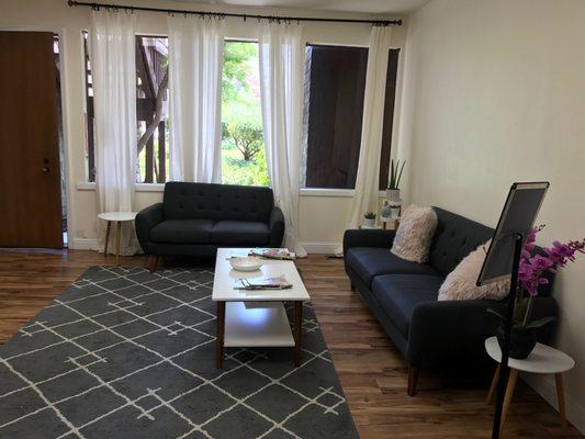 Cute reception/relaxation area where you can wind down with a magazine.