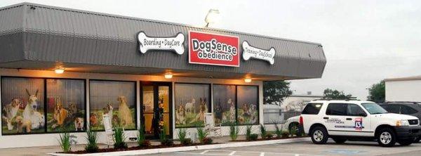 Dog Sense Obedience training by Debbi Snyder. Offering Group and Private classes, Problem Solving, Day School and Doggie Day Care.