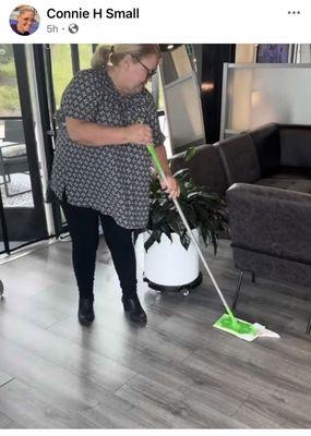 I would never go to a salon that shames their employees like this. How embarrassing, the owner should be ashamed l.