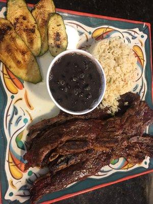 Costillas de vaca con arroz y frijol  Beef short ribs with rice and beans