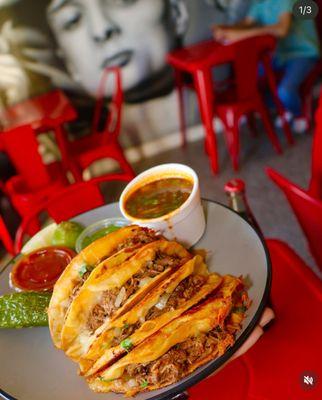 Tacos dorados de birria (best seller)